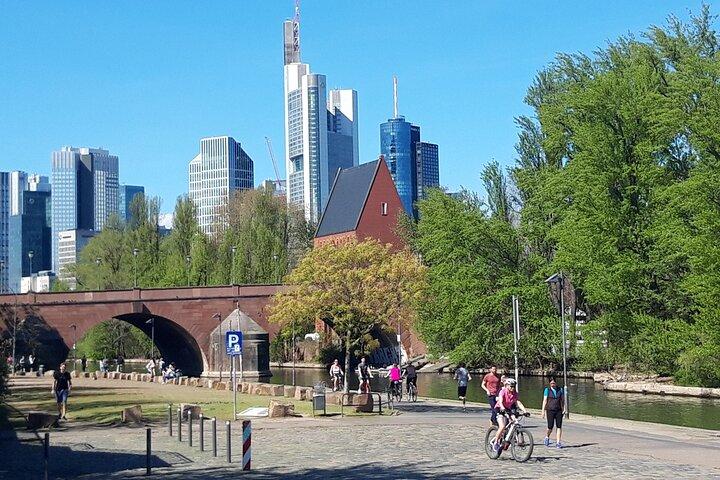 Bike tour Frankfurt: city tour by bike to Skyline, Goethe, and apple wine