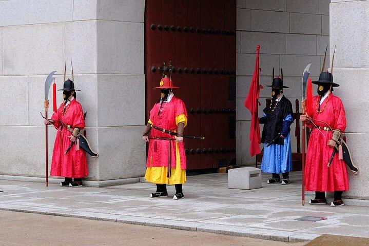 Seoul Private Tour: Palace, Bukchon, Insadong & Han River Cruise