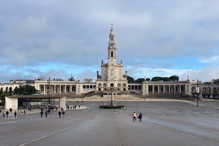 Lisbon to Fatima/Batalha/Nazare & Obidos guided tour 8pax group