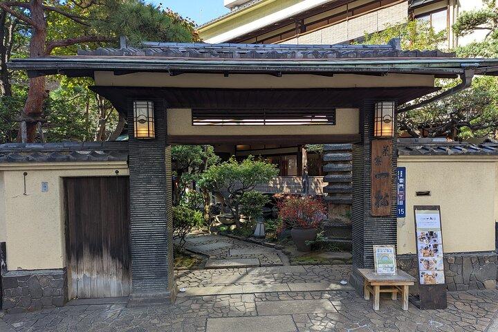 Asakusa: Traditional exquisite lunch after history tour