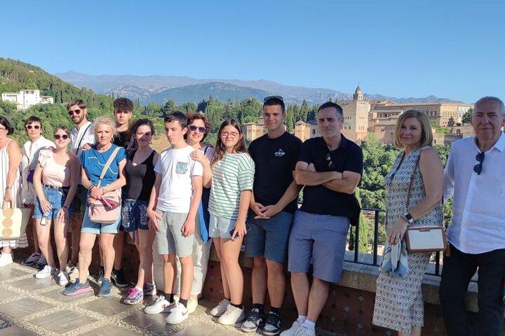 Two-Hour Walking Tour Visiting Albaicín and Sacromonte