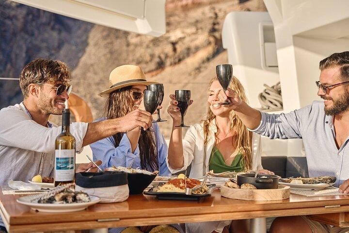 Santorini Oia: Small Group Sunset Cruise with BBQ Fish & Drinks