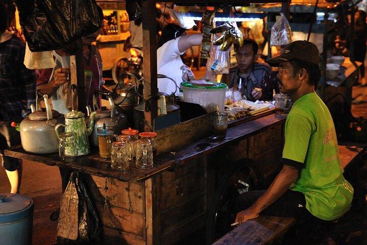 Night Walking Tour-Malioboro street food with guide at Yogyakarta