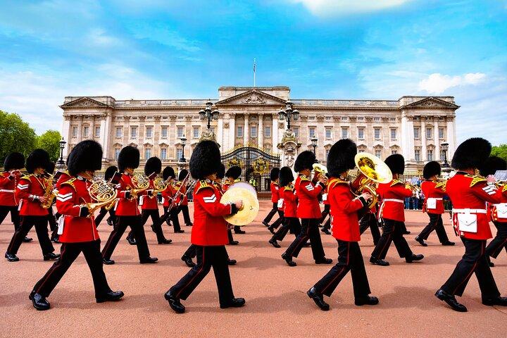 Changing of the Guard Guided Tour at Buckingham Palace