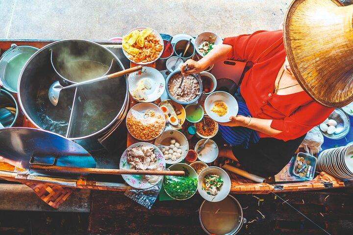 Half-Day Private Tour Railway Market and Floating Market from Bangkok