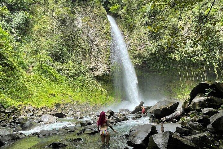 Private Guide Hanging Bridges, Fortuna Waterfall, Arenal Volcano