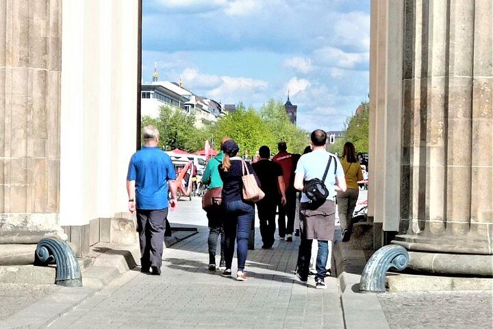 Private Walk up to 6 Person with Berlin Tour Guides(Din EN 15565)