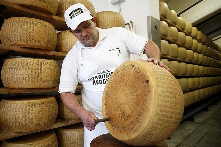 Parma Delights Tour: Parmigiano, Prosciutto & Balsamico