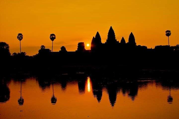 Full-Day Angkor Temple Discovery with Banteay Srei by Tuk-Tuk