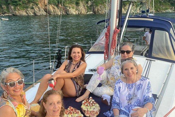 Trip (half day) in a Private Sailing Boat in the Tayrona Park