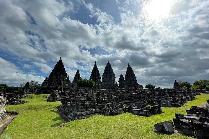 Yogyakarta: Borobudur Climb Up and Prambanan Temple Private Tour