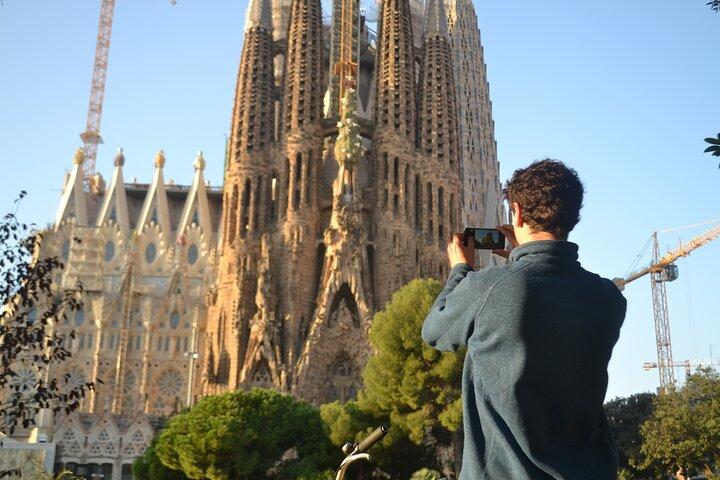 Barcelona 3-hour Bike or E-Bike Tour: Gaudí By Bike