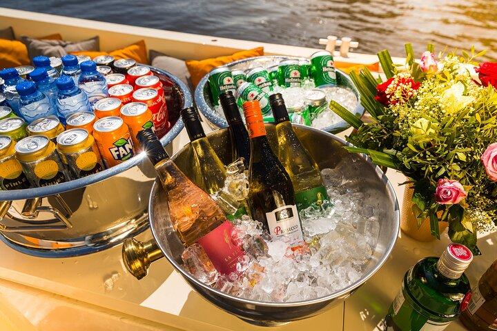 Amsterdam Private Boat Trip with Pizza and Unlimited Drinks
