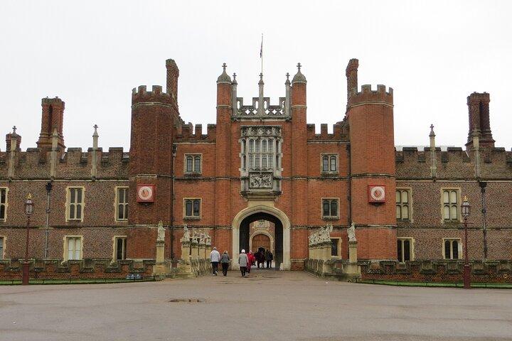 Hampton Court Palace, Stonehenge & Roman Bath Private Tour with Passes