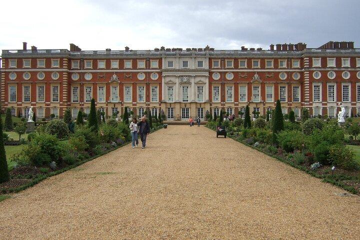 Hampton Court Palace, Stonehenge & Roman Bath Private Tour with Passes