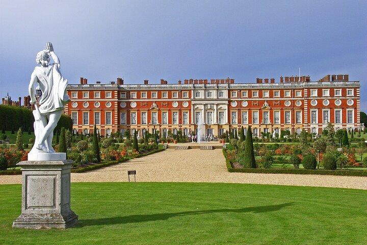 Hampton Court Palace, Stonehenge & Roman Bath Private Tour with Passes