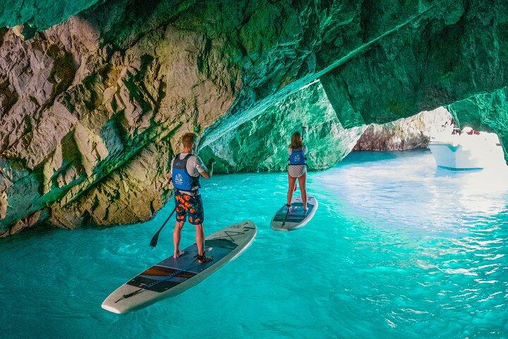 Paddleboard in Capri between caves and beaches. Photos included!