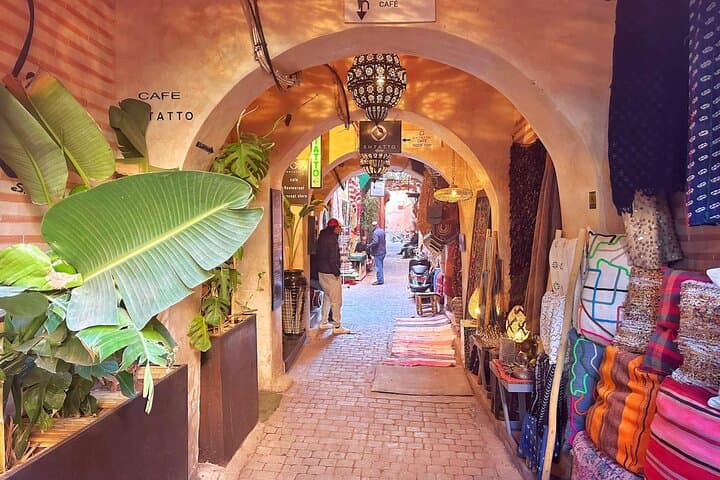 Marrakech: Souks & Foundouks Guided Walking Tour by Locals