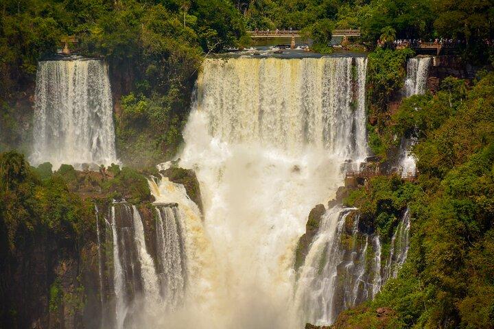 Transport to the Falls + Parque das Aves in a family vehicle.