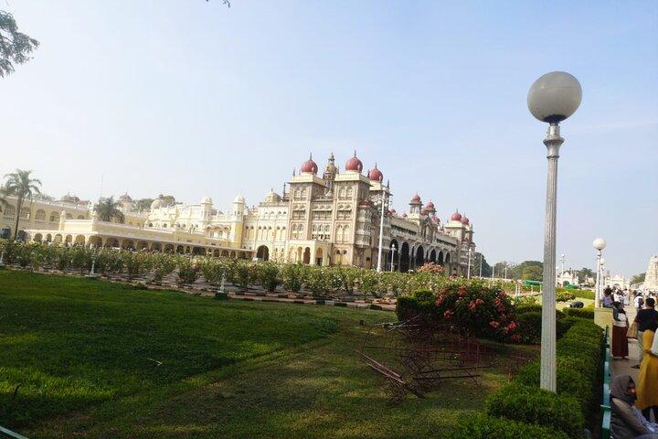 Mysore Palace + Jaganmohana Art Gallery + Devaraja Market = Mysore Heritage Walk