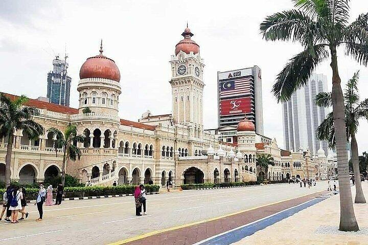 Private day tour: Indonesia & Malaysia Kuala Lumpur (2 countries) from Singapore