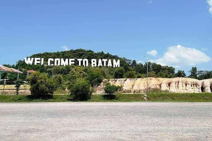 Private day tour: Indonesia & Malaysia Kuala Lumpur (2 countries) from Singapore