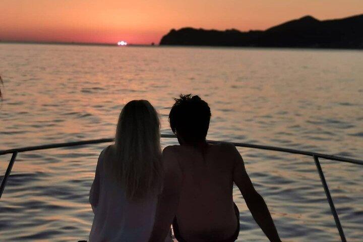 5 Hours Santorini Private Luxury Cruise with BBQ and Drinks