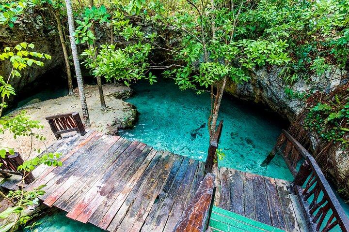 Discover the nature wonders of Tulum and the archaeological site. Lunch included