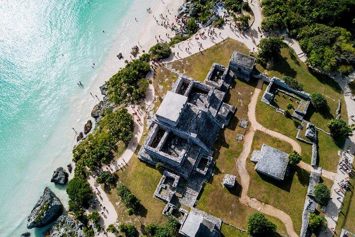 Discover the nature wonders of Tulum and the archaeological site. Lunch included