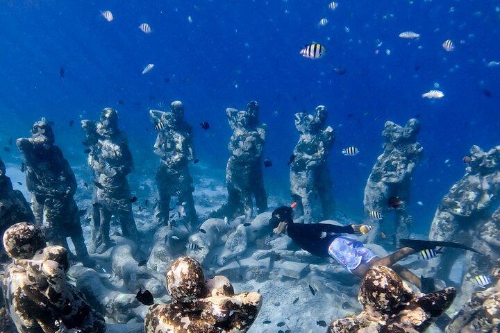 Snorkeling with turtle and statue in Gilis