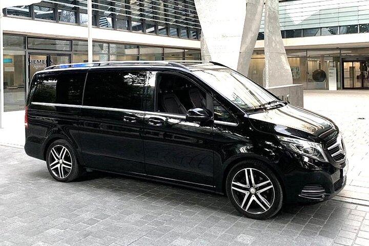 Airport Transfer: Singapore to SIN Airport by Luxury Van