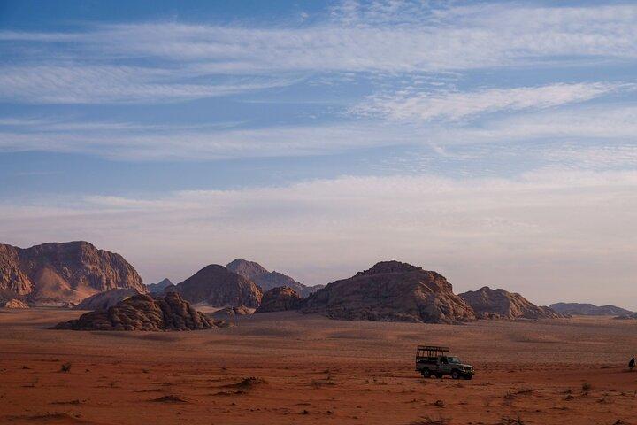 4 hours Jeep tour in Wadi Rum with Bedouin guide. Including lunch, water and tea