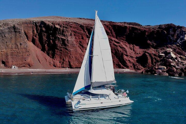 Santorini: Premium Small-Group Catamaran Cruise with Food/Drinks