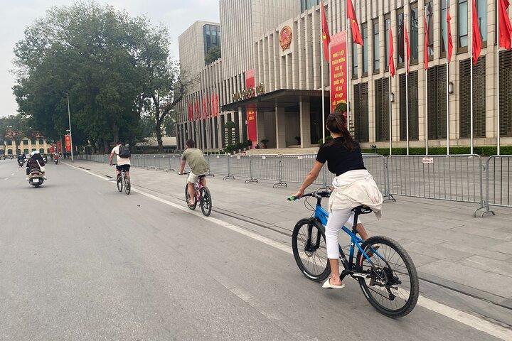 Hanoi City Bike Tour through Banana Island & Food Tasting