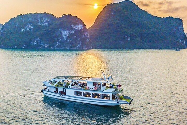 Halong Deluxe Day Tour with Small Group on Boat from Hanoi