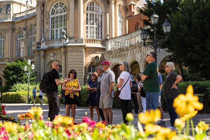 Private Buda Castle Walking Tour with Cake and Matthias Church