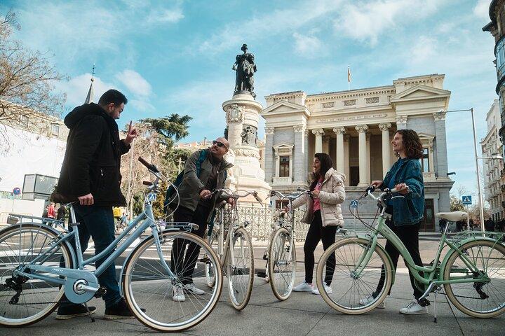 Madrid: City Highlights Guided Vintage Bike Tour
