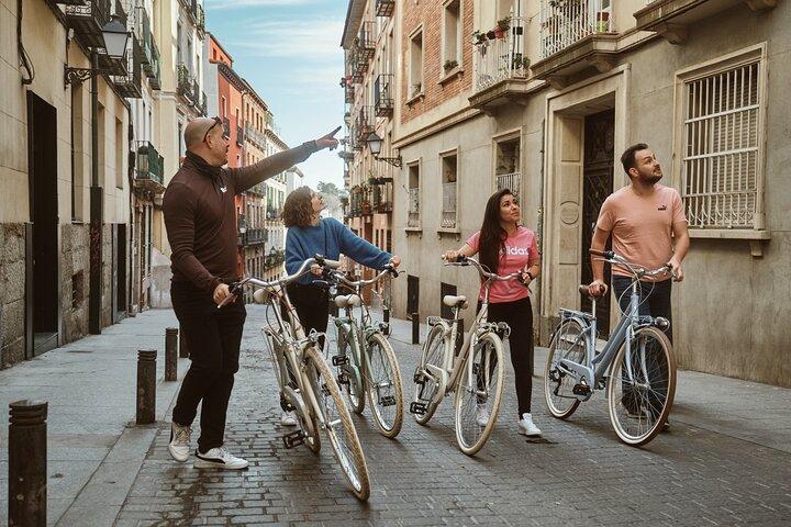 Madrid: City Highlights Guided Vintage Bike Tour