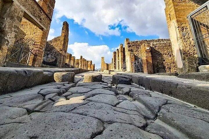 Transfer Naples airport/station to Sorrento with stop in Pompeii