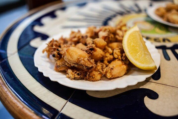 La Barceloneta Tapas & Wine & Drinks Tour in Barcelona