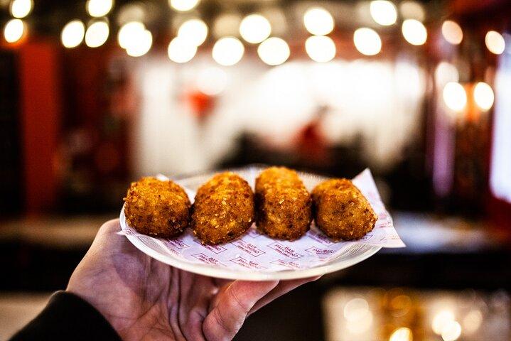 La Barceloneta Tapas & Wine & Drinks Tour in Barcelona