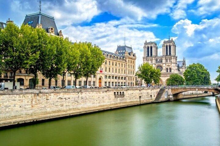 Paris Notre Dame & Île de la Cite: Max 6 People Group or Private