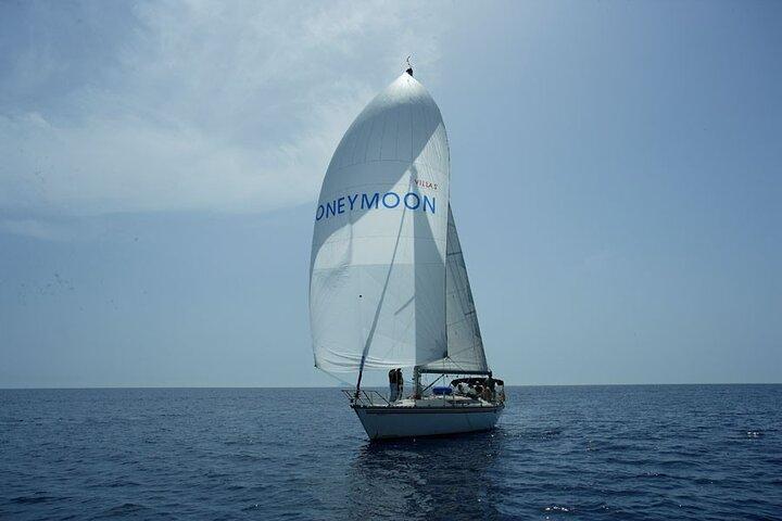 Santorini Oia: Private Sailing Yacht Cruise with Meal and Drinks