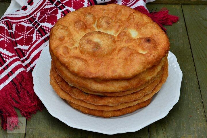 Local Food and History Tour of Bucharest with Local Foodie
