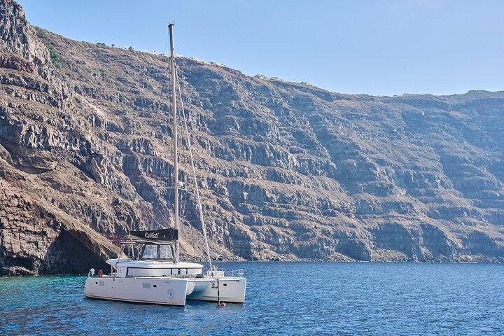 Santorini: Small Group Catamaran Cruise with BBQ Fish & Drinks