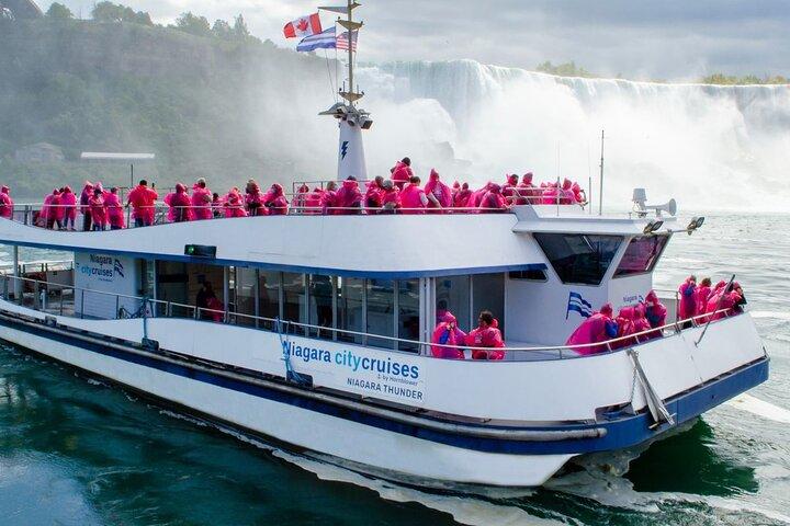 Guided Day Tour to Niagara Falls from Toronto with Boat & Lunch