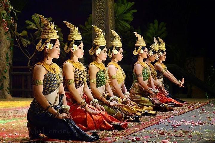 Siem Reap: Apsara Dance Show & Dinner with Tuk-Tuk Transfers