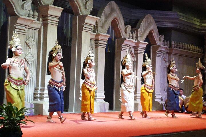 Siem Reap: Apsara Dance Show & Dinner with Tuk-Tuk Transfers