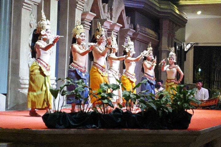 Siem Reap: Apsara Dance Show & Dinner with Tuk-Tuk Transfers