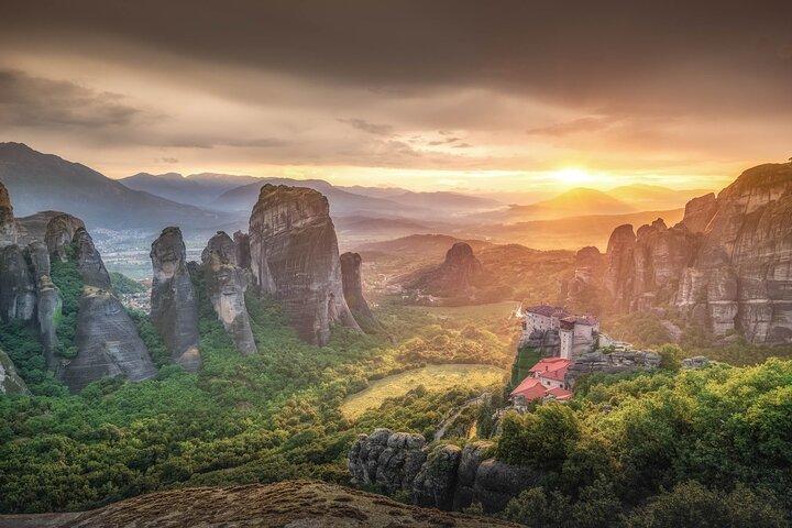 Private Full Day Tour of Meteora & Thermopylae from Athens